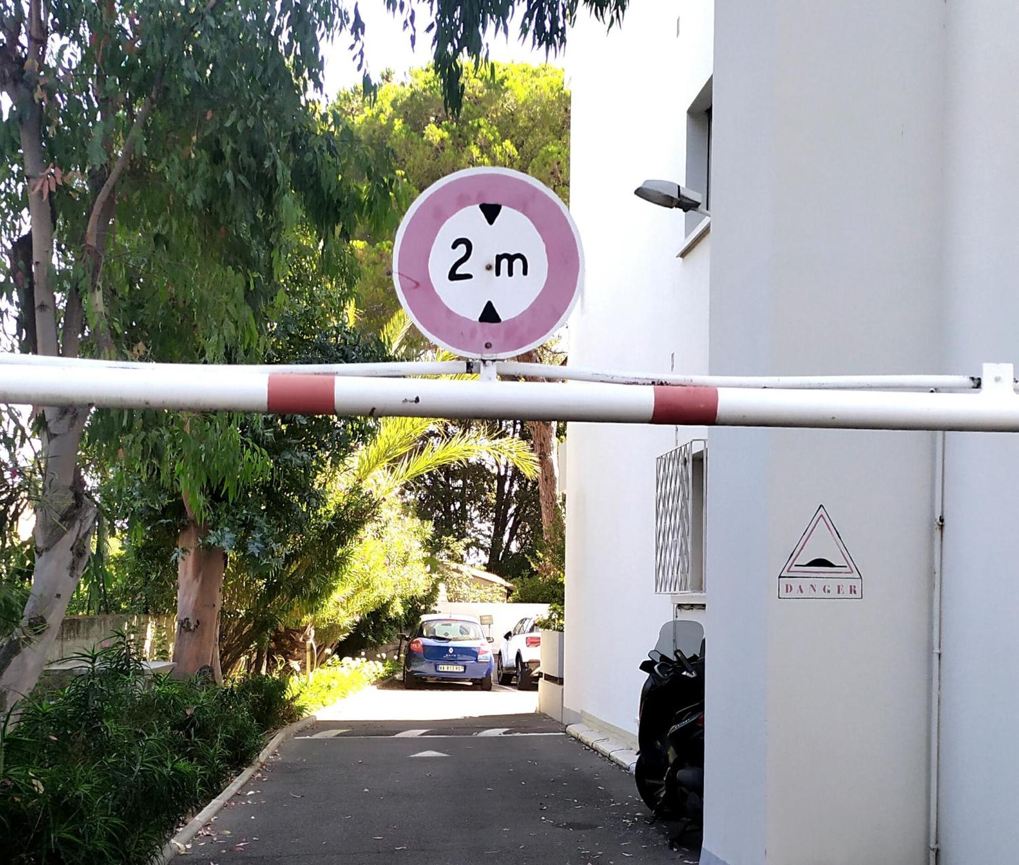 Grand Studio Climatise En Bord De Mer Avec Parking Securise Golfe-Juan Ngoại thất bức ảnh